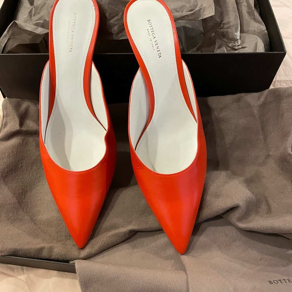 NWT BOTTEGA VENETA RED POINTED MULES SZ 40